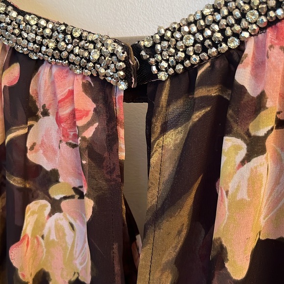 Jennifer Lopez sleeveless floral blouse - Picture 5 of 6